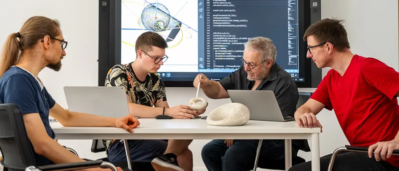 Dupinsche Zykliden Studierende und Forschende diskutieren über Rekonstruktionen Dupinscher Zykliden aus 3D Scans und am Gipsmodell.